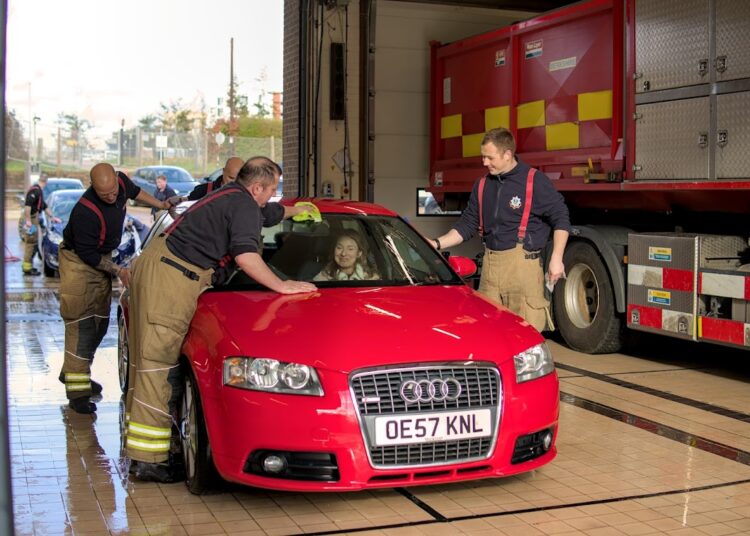 Firefighters Really Clean Up At Charity Car Wash – Bracknell News – My 